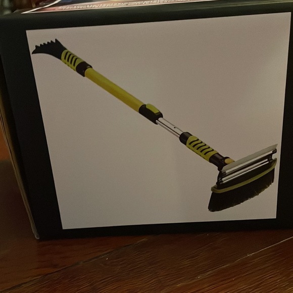 Car Snow Brush with Detachable Ice Scraper - Picture 4 of 5